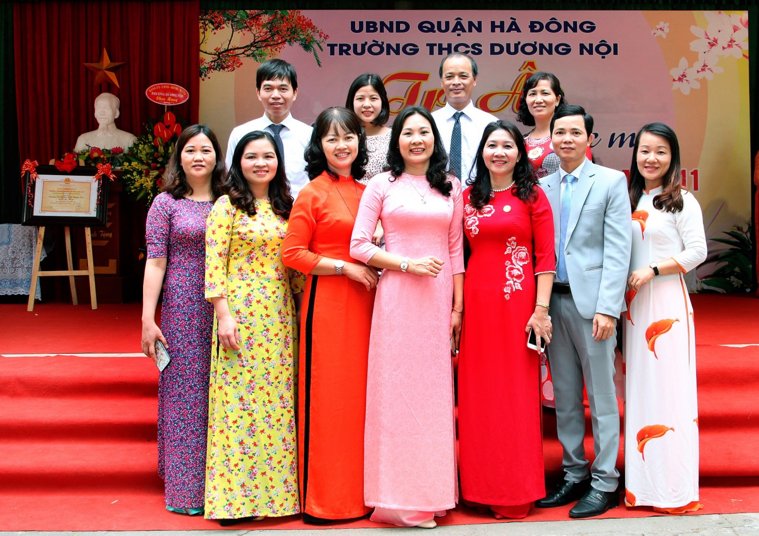 Ban giám hiệu cùng tổ văn phòng của nhà trường