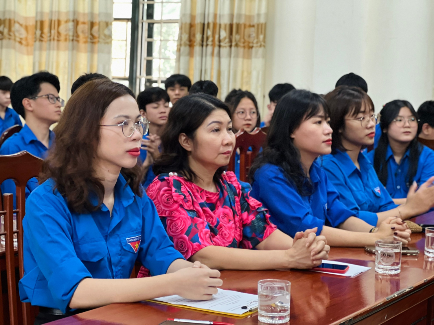 Các thầy cô giáo và các bạn đoàn viên đang lắng nghe